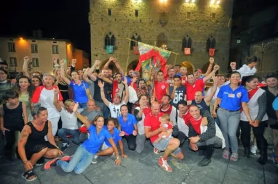 Foto di gruppo in piazza per la vittoria del 2016